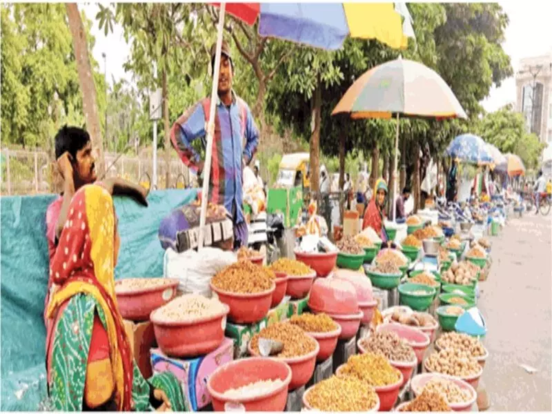 873905 f पैदल चलने वाले फुटपाथ को नगर निगम ने फुटपाथियों को बेचा