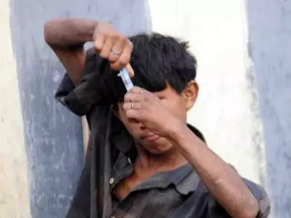 सुलोचन का युवक ही नहीं युवती भी कर रही हैं नशा, हिसंक प्रवृत्ति ने बदला स्वभाव सुलोचन का युवक ही नहीं युवती भी कर रही हैं नशा, हिसंक प्रवृत्ति ने बदला स्वभाव