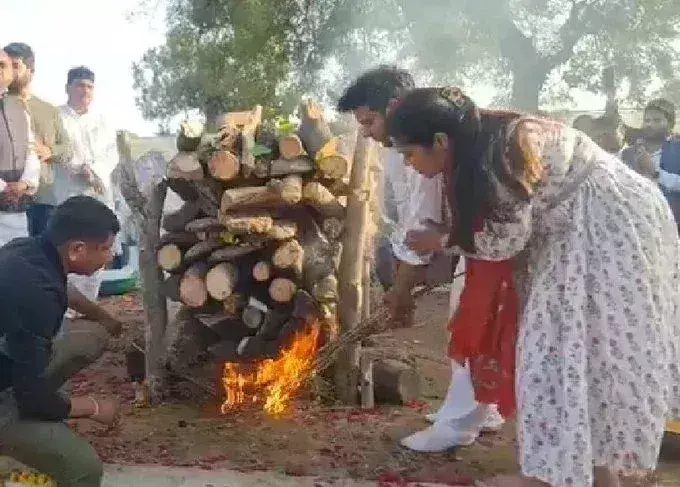 पंचतत्व में विलीन हुए शरद यादव, पुलिस ने दिया गार्ड ऑफ ऑनर