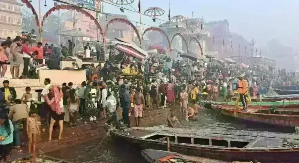 मकर संक्रांति पर स्नान के लिए गंगा घाट पर उमड़ा आस्था का जनसैलाब