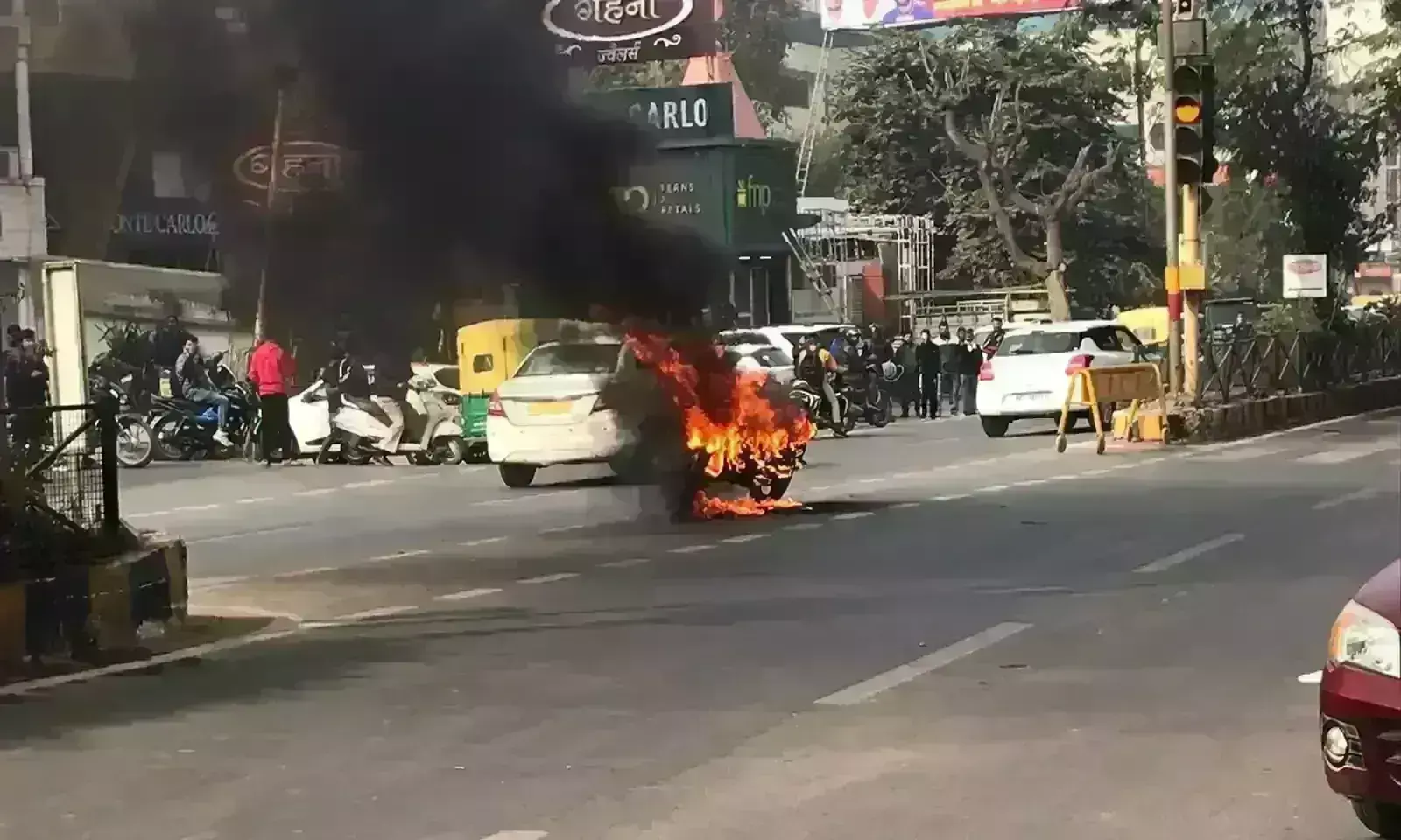 एसपी ऑफिस तिराहे पर युवक ने लगाई बाइक में आग, दहशत में आए लोग