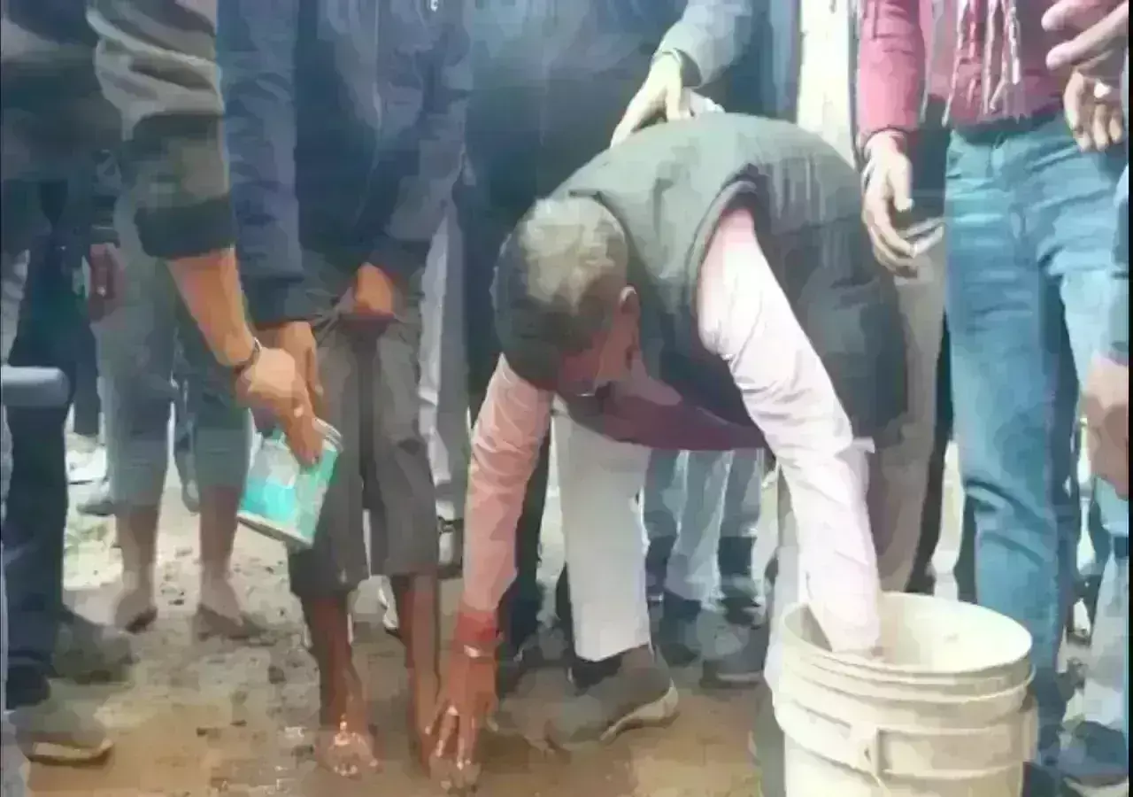 मंत्री प्रद्युम्न तोमर ने धोए युवक के कीचड़ से सने पैर, सड़कों का किया निरीक्षण