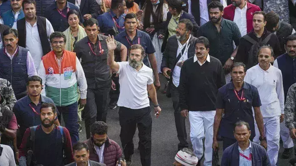 राहुल गांधी की सुरक्षा में सेंध, भारत जोड़ो यात्रा में युवक ने गले लगाया राहुल गांधी की सुरक्षा में सेंध, भारत जोड़ो यात्रा में युवक ने गले लगाया