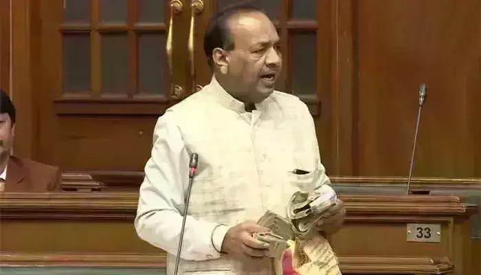 आप विधायक ने विधानसभा में लहराई नोटों की गड्डी, कहा - मुझे चुप रहने के लिए मिली रिश्वत आप विधायक ने विधानसभा में लहराई नोटों की गड्डी, कहा - मुझे चुप रहने के लिए मिली रिश्वत