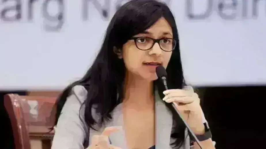 दिल्ली महिला आयोग की अध्यक्ष के साथ छेड़खानी, विरोध करने पर सड़क पर घसीटा