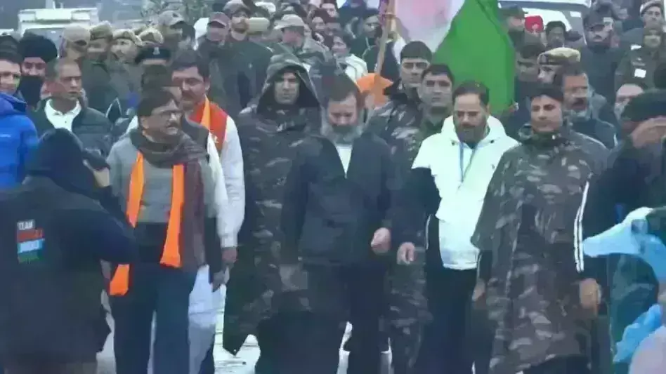 कश्मीर में जैकेट में नजर आए राहुल गांधी, सोशल मीडिया पर लोगों ने पूछा- क्या ठंड लग गई ?