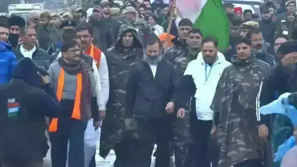 कश्मीर में जैकेट में नजर आए राहुल गांधी, सोशल मीडिया पर लोगों ने पूछा- क्या ठंड लग गई ?