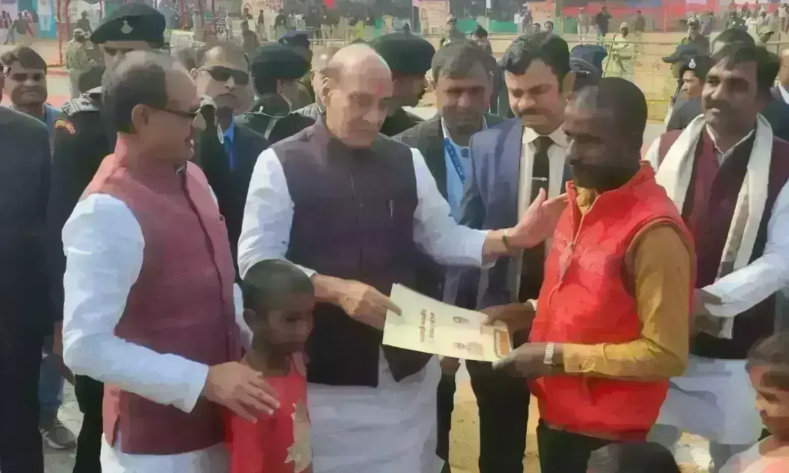 रक्षामंत्री राजनाथ सिंह पहुंचे सिंगरौली, हितग्राहियों को बांटे भूखण्ड के पट्टे