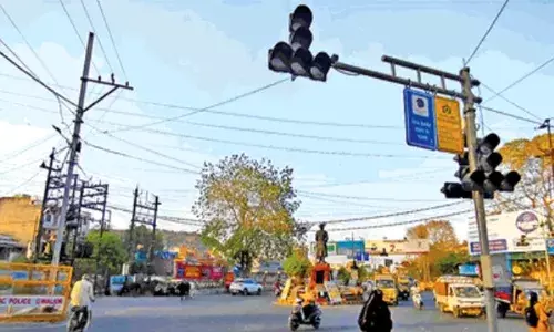 माधव नगर चौराहे पर सिग्नल बिगाड़ रहे यातायात व्यवस्था