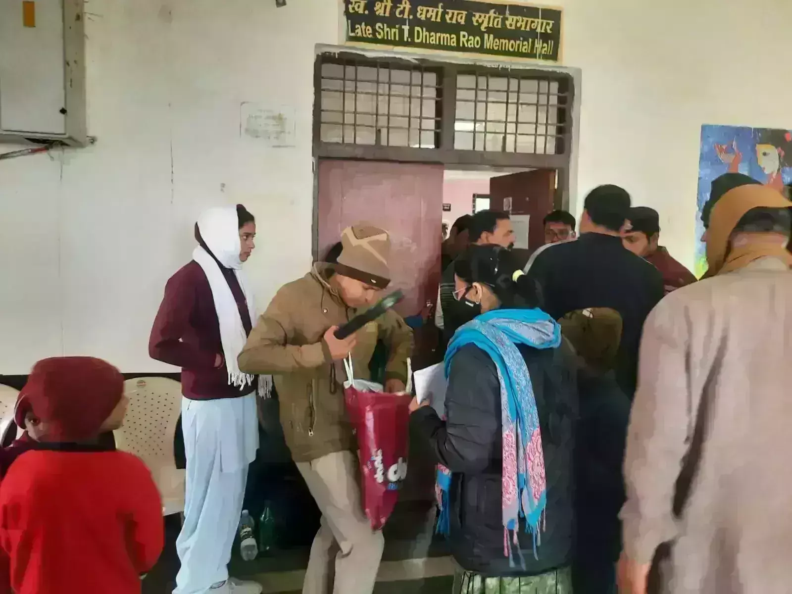 जनसुनवाई में पहली बार मेटल डिटेक्टर से गुजरे लोग, पुलिस ने तलाशी के बाद दिया प्रवेश