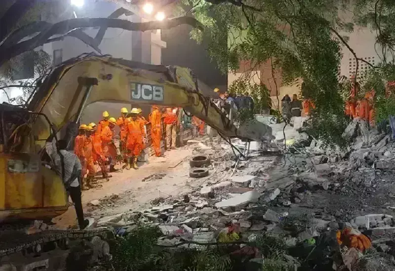 लखनऊ में 15 साल पुराना मकान गिरा, मलबे से 12 घंटे में 13 लोगों को जिंदा निकाला