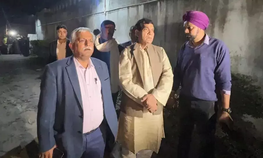 मुख्यमंत्री के सलाहकार अवनीश अवस्थी, लखनऊ के नगर आयुक्त इंद्रजीत सिंह और एके शर्मा  घटनास्थल पर पहुंचे 