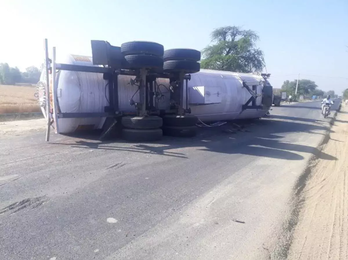 आगरा में LPG गैस से भरा टैंकर पलटा, 5 घंटे रिसाव, हाइवे रहा जाम आगरा में LPG गैस से भरा टैंकर पलटा, 5 घंटे रिसाव, हाइवे रहा जाम
