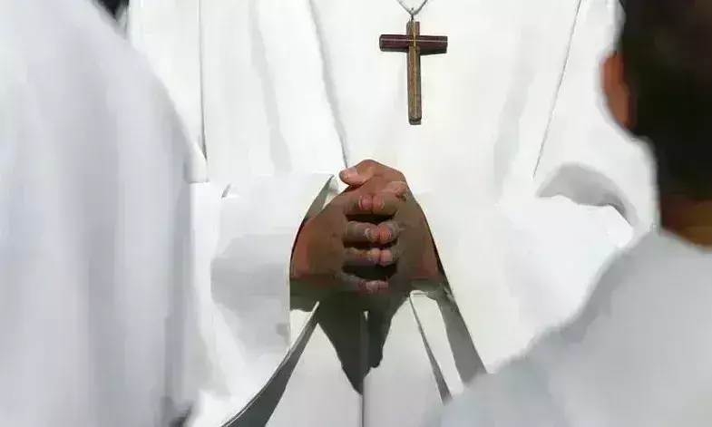 इंदौर में जबरन धर्मांतरण का खुलासा, पादरी ने कहा- तुम्हारे भगवान कमजोर, इसाई धर्म अपना लो