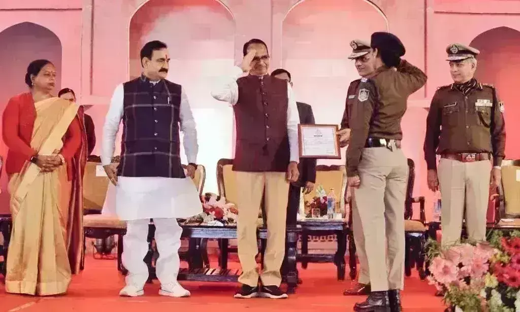 मुख्यमंत्री चौहान ने वितरित किए नियुक्ति पत्र, कहा - शौर्य और पराक्रम से भरा है मप्र पुलिस का इतिहास मुख्यमंत्री चौहान ने वितरित किए नियुक्ति पत्र, कहा - शौर्य और पराक्रम से भरा है मप्र पुलिस का इतिहास