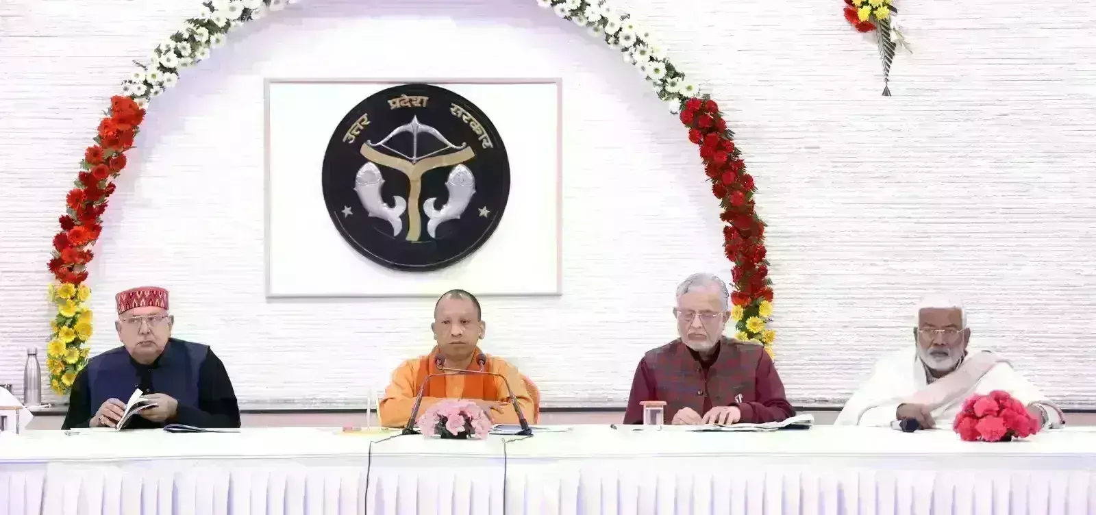 नकलविहीन बोर्ड परीक्षा कराने के लिए योगी सरकार ने कक्ष निरीक्षकों को सौंपी जिम्मेदारी