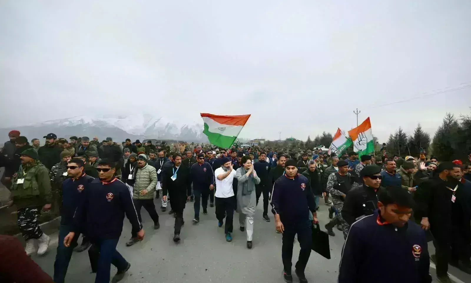 भारत जोड़ो यात्रा दोबारा हुई शुरू, राहुल गांधी को मिला प्रियंका वाड्रा का साथ