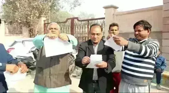 स्वामी प्रसाद मौर्य के समर्थकों ने जलाई रामचरित मानस की प्रतियां, विरोधियों को कहा - भौंकने वाला कुत्ता स्वामी प्रसाद मौर्य के समर्थकों ने जलाई रामचरित मानस की प्रतियां, विरोधियों को कहा - भौंकने वाला कुत्ता