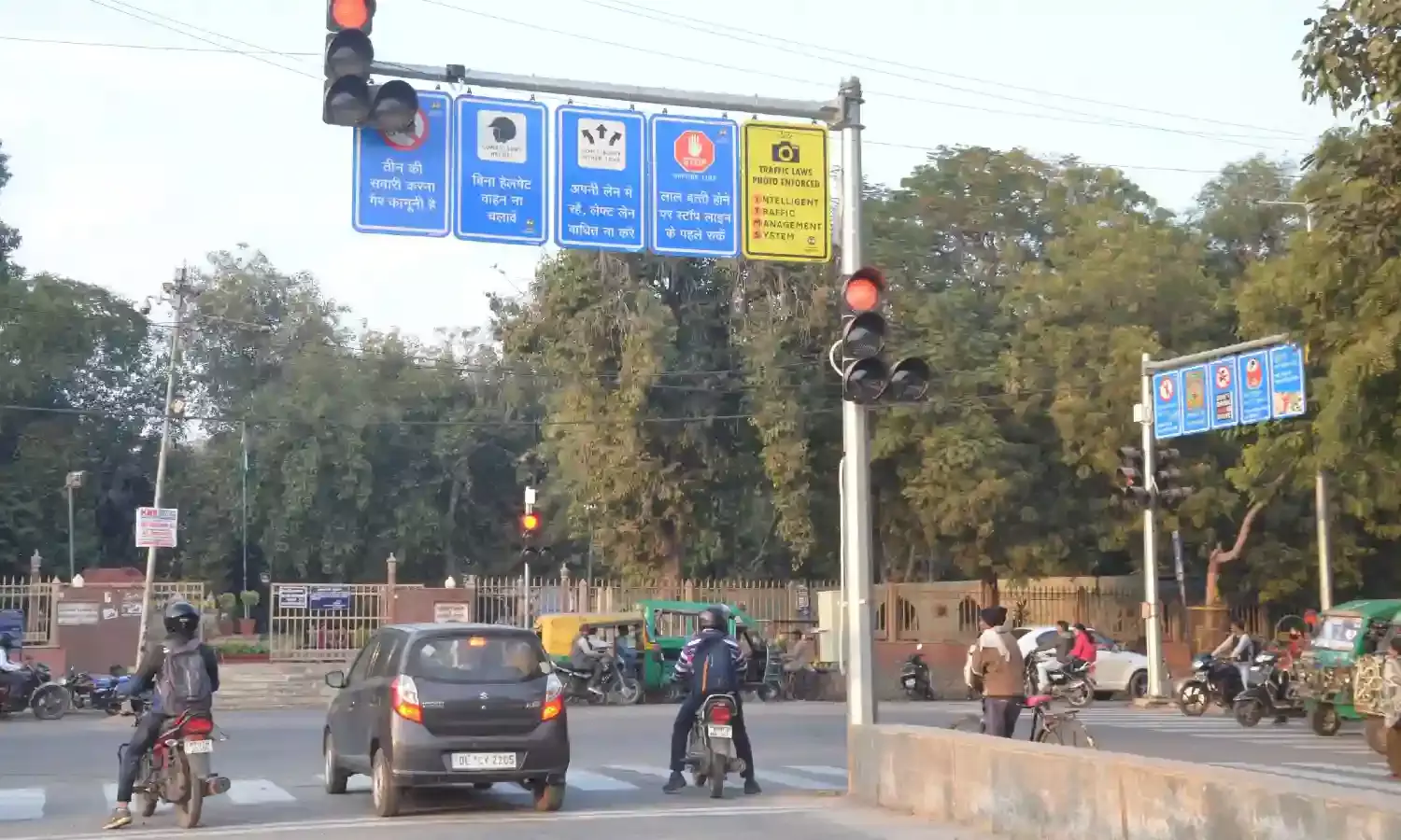 चालकों को दिशा बताने वाली एंट्रियां राजनीति का भार ढो रही