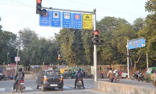 चालकों को दिशा बताने वाली एंट्रियां राजनीति का भार ढो रही