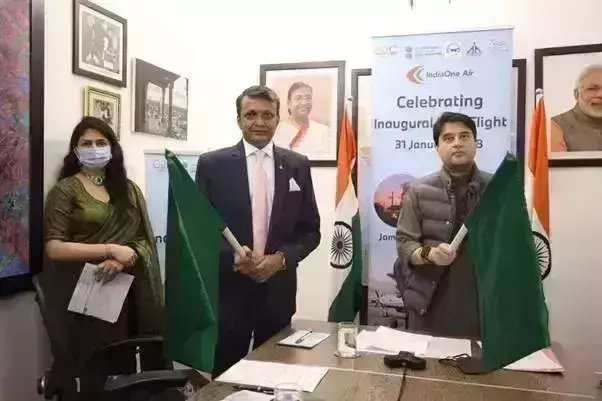 केंद्रीय मंत्री सिंधिया ने भुवनेश्वर, कोलकाता और जमशेदपुर को जोड़ने वाली फ्लाइट को दिखाई हरी झंडी