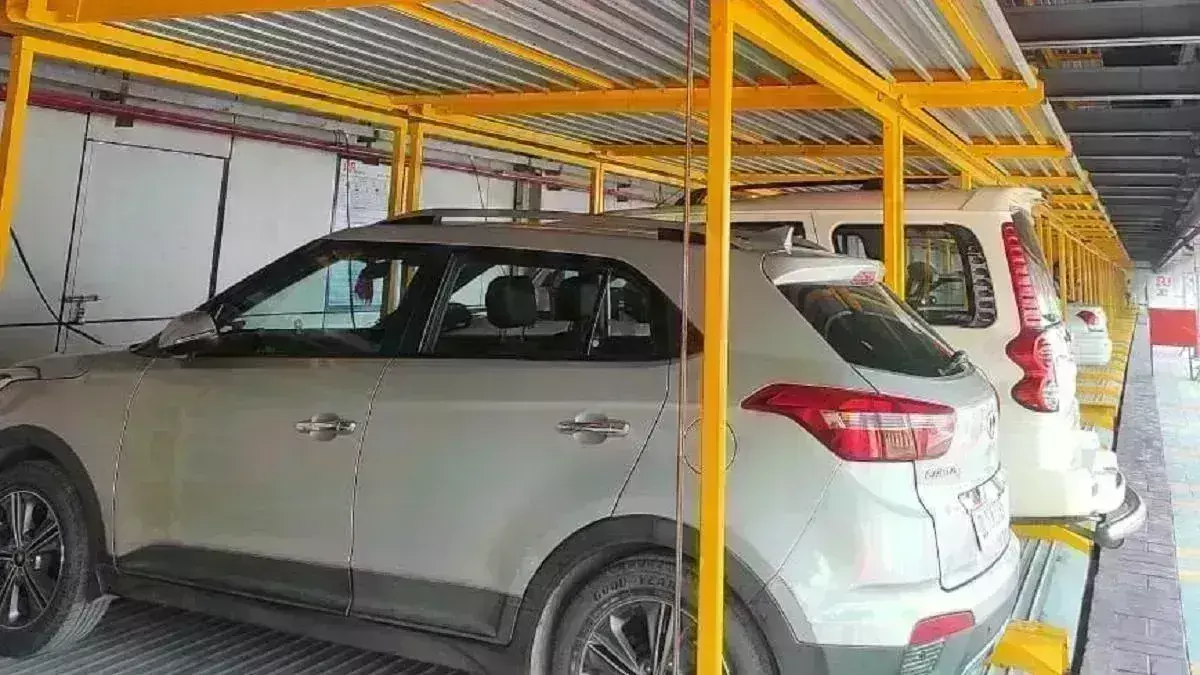 पजल पार्किंग निशुल्क होने के बाद भी पैसे लेकर काट रहे हैं पर्चियां