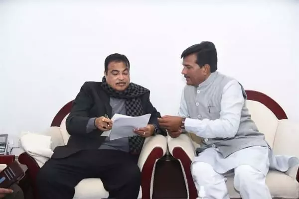 जलालपुर आरओबी के लिए केन्द्रीय मंत्री गडक़री से मंत्री कुशवाह से की भेंट