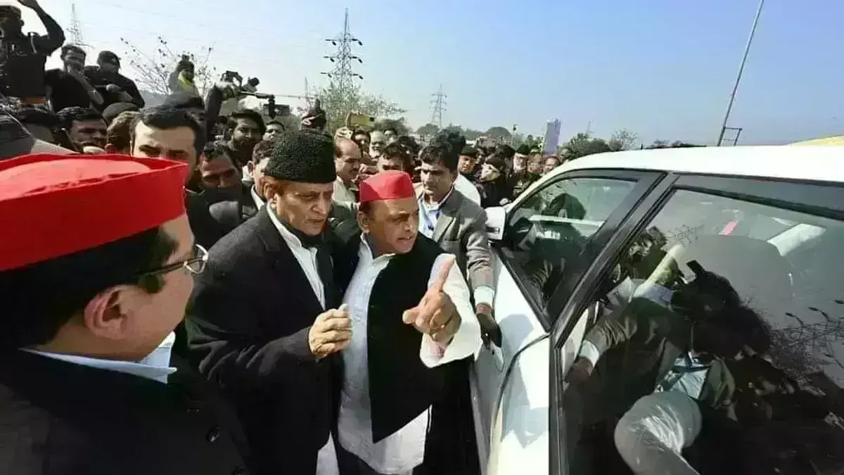 आजम खान ने बंद की अखिलेश यादव की बोलती, बीच में कांफ्रेंस बंद कर भागे