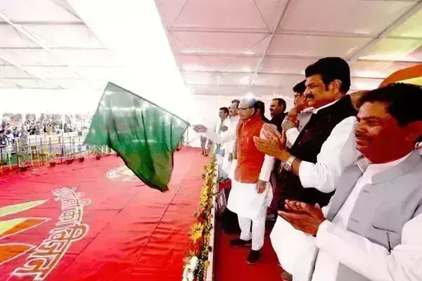 मुख्यमंत्री ने विकास यात्रा को दिखाई हरी झंडी, कहा - ये जनता की जिन्दगी बदलने का अभियान