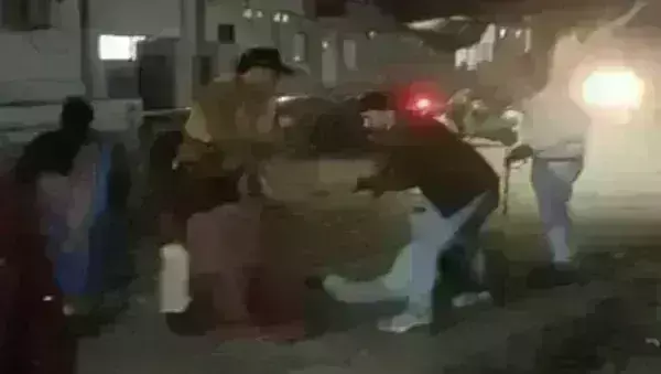 पुलिसकर्मियों ने ऑटो चालक को बेरहमी से पीटा, बचाने आई माँ से की अभद्रता