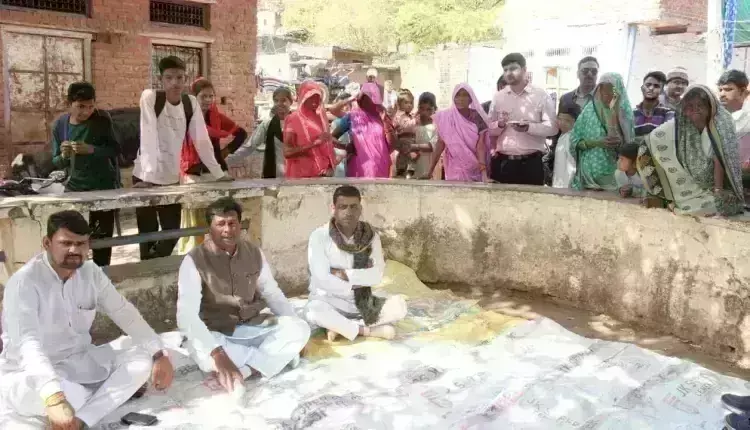 गांवों में मंत्री कुशवाह लेकर पहुंचे विकास यात्रा, पर्चे पढक़र दिया हिसाब-किताब गांवों में मंत्री कुशवाह लेकर पहुंचे विकास यात्रा, पर्चे पढक़र दिया हिसाब-किताब