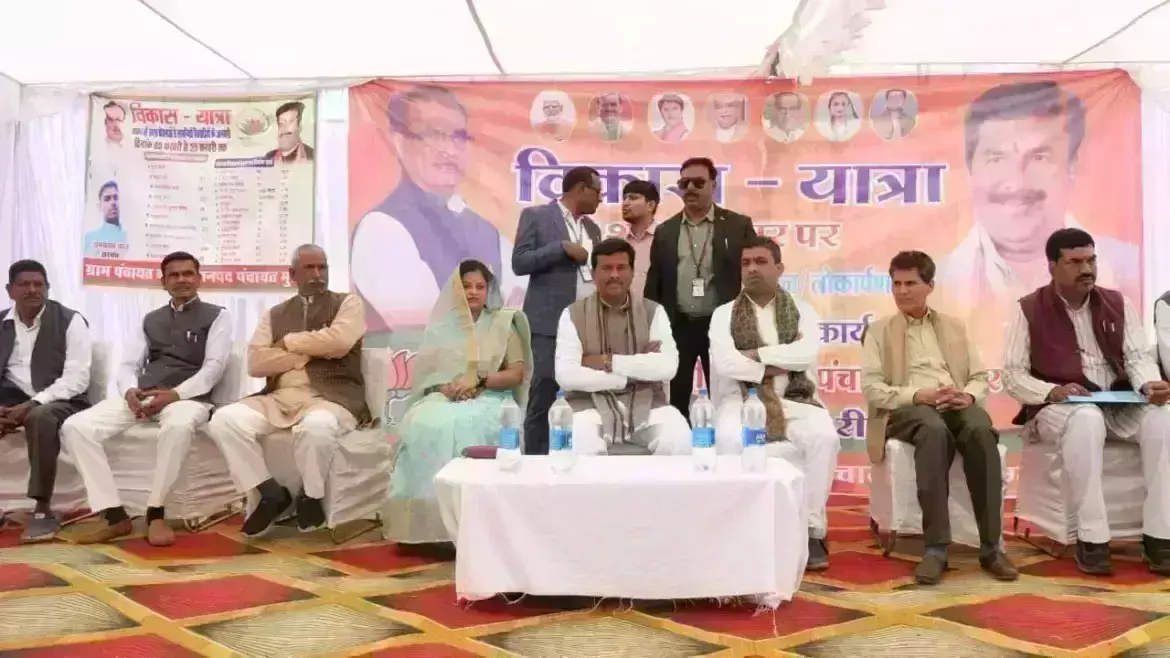 विकास यात्रा में खुली निगम की पोल, गंदगी से पटी पड़ी नालियां, शौचालय के पास लगे कचरे के ढेर