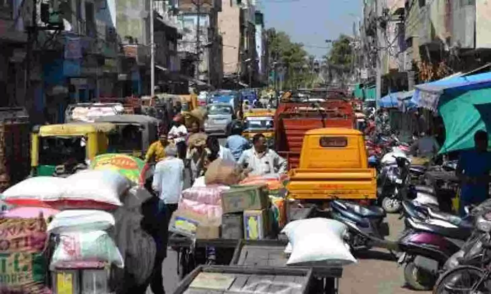 दाल बाजार को बेतरतीब ढंग से खड़े होने वाले वाहनों से नहीं मिल पा रही मुक्ति