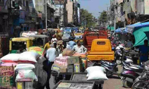 दाल बाजार को बेतरतीब ढंग से खड़े होने वाले वाहनों से नहीं मिल पा रही मुक्ति