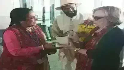 अमेरिका की पूर्व विदेश मंत्री हिलेरी क्लिंटन पहुंची वाराणसी, बाबा विश्वनाथ के करेंगी दर्शन