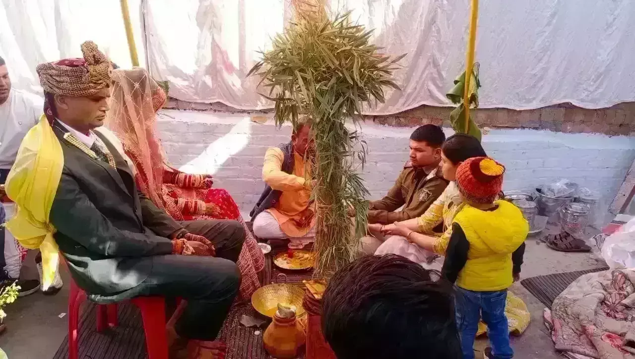 शादी में मेहमान बनकर पहुंचे आंतरी थाना प्रभारी, वधु के पांव पूजकर दिया आशीर्वाद शादी में मेहमान बनकर पहुंचे आंतरी थाना प्रभारी, वधु के पांव पूजकर दिया आशीर्वाद