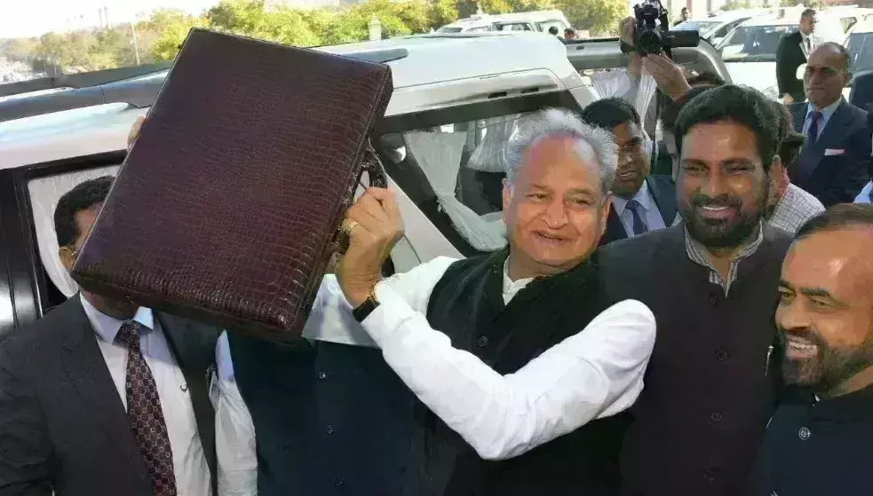 मुख्यमंत्री गहलोत ने पेश किया पुराना बजट, विधानसभा में मचा हंगामा, कार्यवाही स्थगित