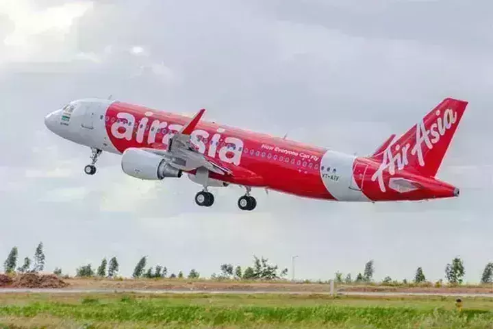 Air Asia ने की बड़ी चूक, DGCA ने लगाया 20 लाख का जुर्माना, ट्रेनिंग हेड को भी हटाया Air Asia ने की बड़ी चूक, DGCA ने लगाया 20 लाख का जुर्माना, ट्रेनिंग हेड को भी हटाया
