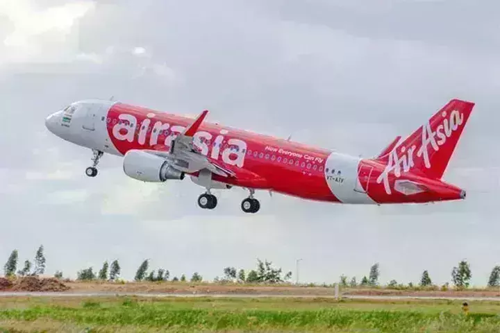 Air Asia ने की बड़ी चूक, DGCA ने लगाया 20 लाख का जुर्माना, ट्रेनिंग हेड को भी हटाया