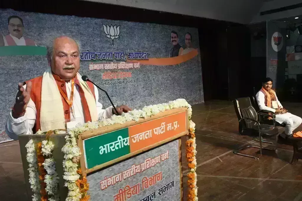 कांग्रेस ने विकास के नाम पर केवल परिवार, भाजपा ने अंतिम छोर के व्यक्ति को देखा: केन्द्रीय मंत्री तोमर कांग्रेस ने विकास के नाम पर केवल परिवार, भाजपा ने अंतिम छोर के व्यक्ति को देखा: केन्द्रीय मंत्री तोमर