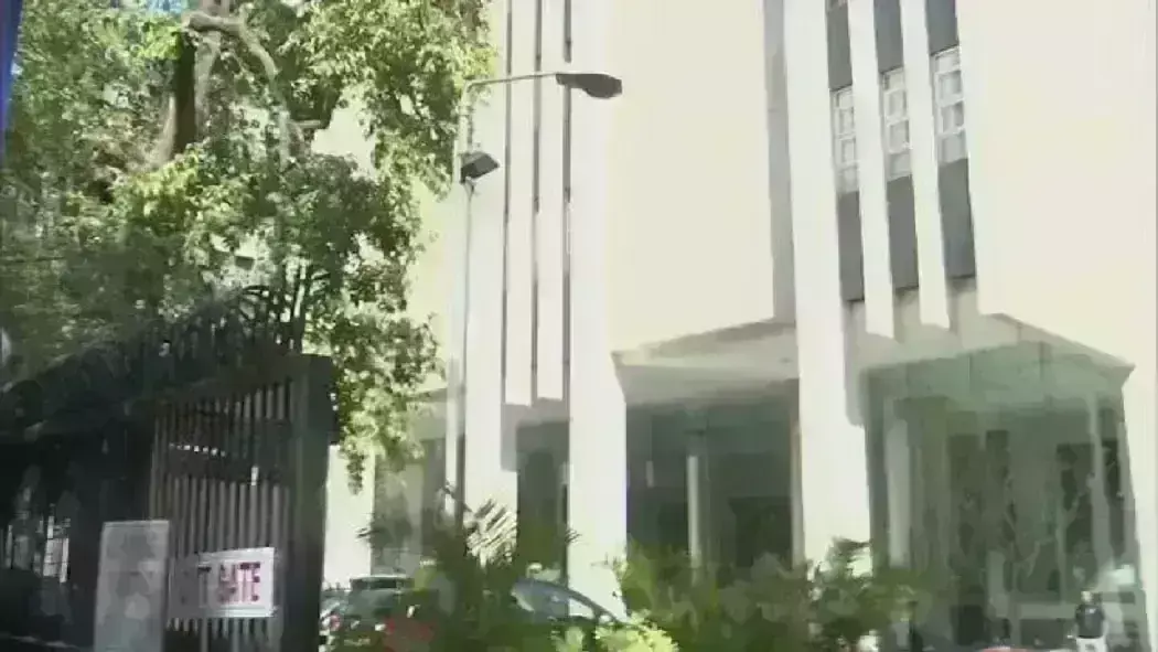 BBC के दफ्तरों में दूसरे दिन भी आयकर का सर्वे जारी, चैनल ने कर्मचारियों को वर्क फ्रॉम होम पर भेजा BBC के दफ्तरों में दूसरे दिन भी आयकर का सर्वे जारी, चैनल ने कर्मचारियों को वर्क फ्रॉम होम पर भेजा