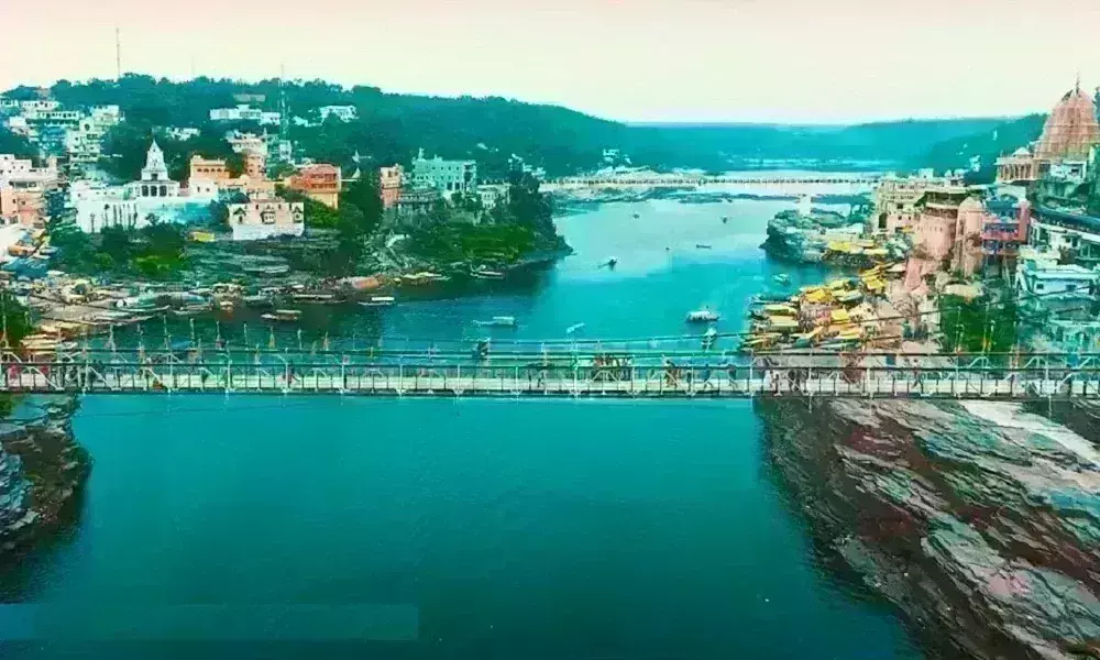 ओम्कारेशवर में झूला पुल का तार टूटने से श्रद्धालुओं में मचा हड़कंप ओम्कारेशवर में झूला पुल का तार टूटने से श्रद्धालुओं में मचा हड़कंप