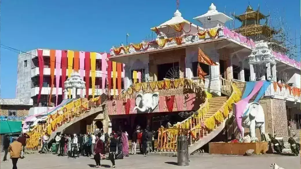 कुबेरेश्वर धाम में शुरू हुआ रुद्राक्ष महोत्सव, दो किमी लंबी लाइन में लगे लाखों श्रद्धालु कुबेरेश्वर धाम में शुरू हुआ रुद्राक्ष महोत्सव, दो किमी लंबी लाइन में लगे लाखों श्रद्धालु