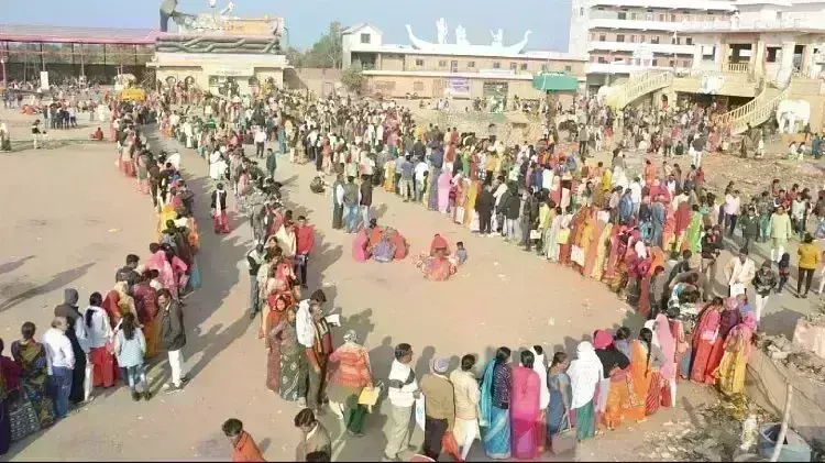 कुबेरेश्वर धाम में फिर चरमराई व्यवस्था, रुद्राक्ष पाने के लिए लाइन में लगे 5 लाख श्रद्धालु कुबेरेश्वर धाम में फिर चरमराई व्यवस्था, रुद्राक्ष पाने के लिए लाइन में लगे 5 लाख श्रद्धालु