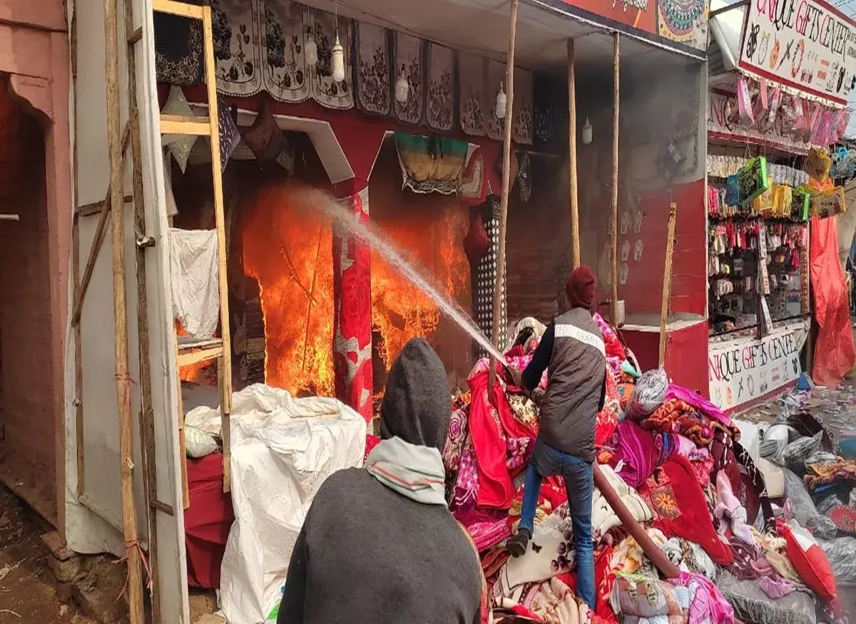 मेले की कपड़े की दुकान में फिर लगी आग, दुकानों में नहीं हैं अग्निशमन यंत्र