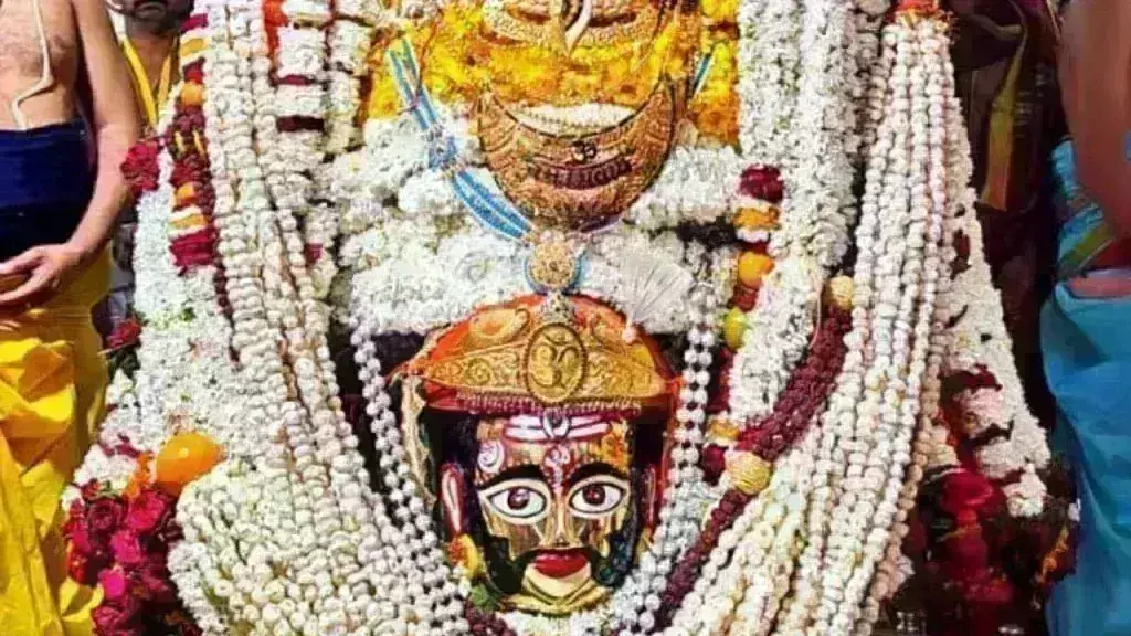 सेहरा सजा के दूल्हा बने महाकाल, पहली बार दोपहर में हुई भस्मारती