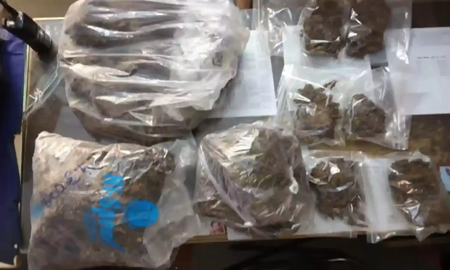 15 किलो गांजे के साथ आरक्षक साथी सहित दबोचा