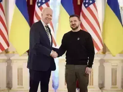 रूस-यूक्रेन युद्ध के बीच अमेरिकी राष्ट्रपति पहुंचे कीव, जेलेंस्की ने किया स्वागत