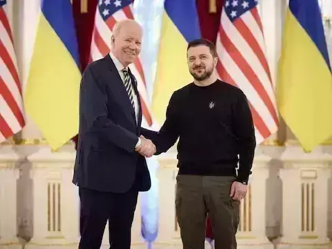 रूस-यूक्रेन युद्ध के बीच अमेरिकी राष्ट्रपति पहुंचे कीव, जेलेंस्की ने किया स्वागत