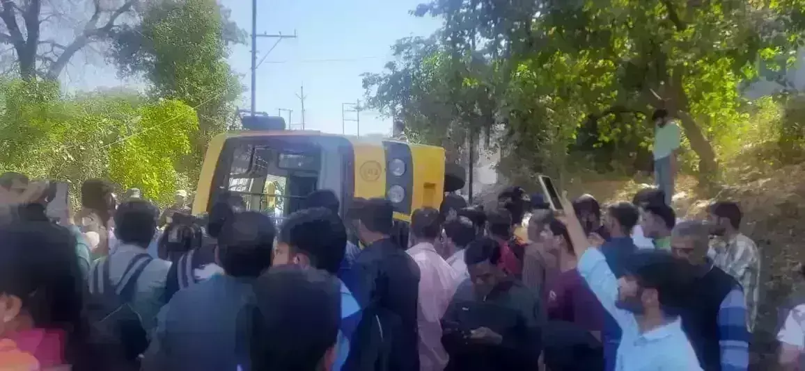 ग्वालियर में बड़ा हादसा, बच्चों से भरी स्कूल बस पलटी, 2 छात्र घायल